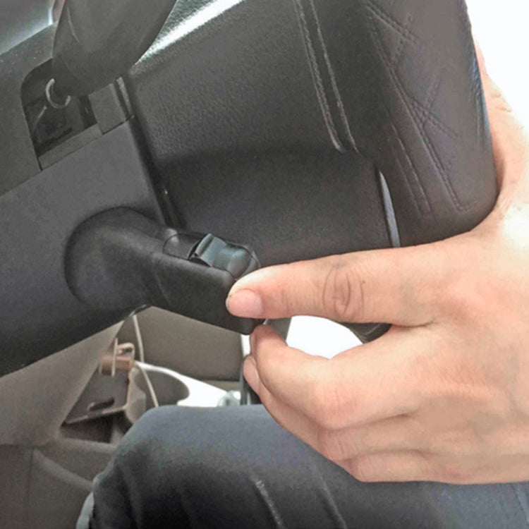 Steering wheel remote controller being mounted by hand on the steering wheel