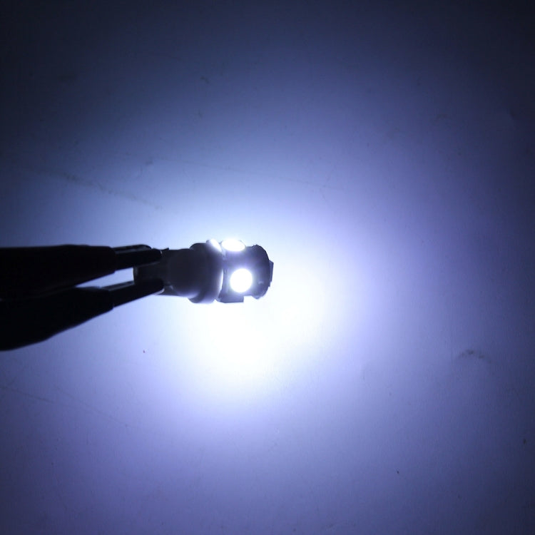 T10 white LED bulb lit, bright light beam for car clearance lamp