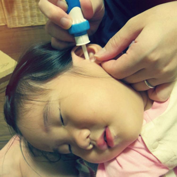 i-ears suction ear cleaner tool held near child’s ear