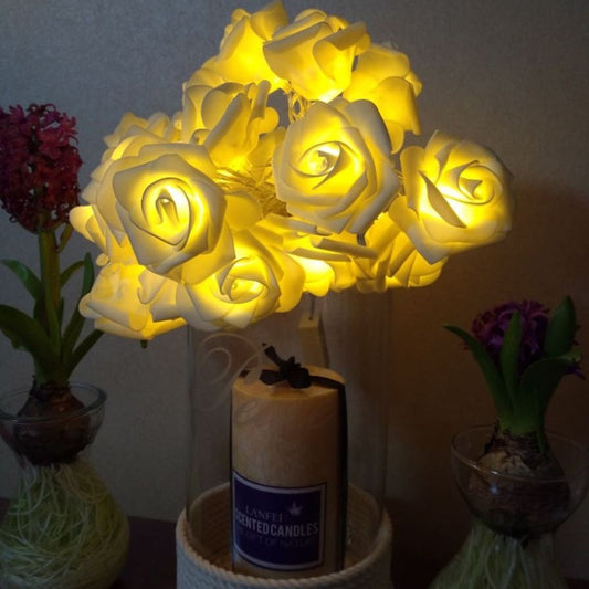 Warm yellow rose-shaped LED fairy lights, 20 lights bunch on a stand