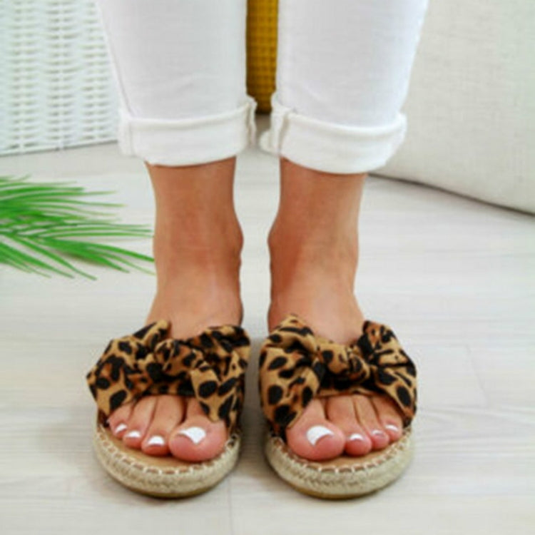 Women’s bow tie slippers in leopard print, open-toe slide with bow detail
