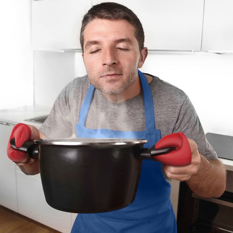 Man holding a hot pot with red silicone heat-insulating pinch gloves