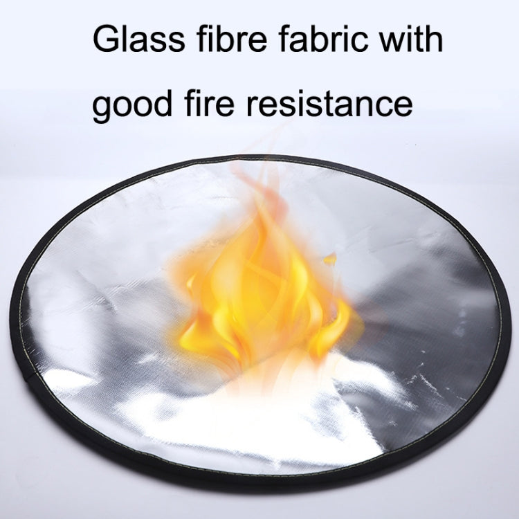 Round fire-resistant insulation mat, silver with black rim, flame-resistant heat barrier