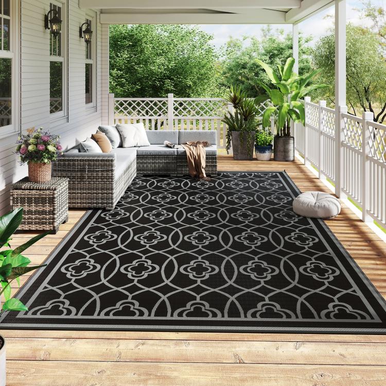 Outdoor reversible rug, black border with gray quatrefoil trellis pattern