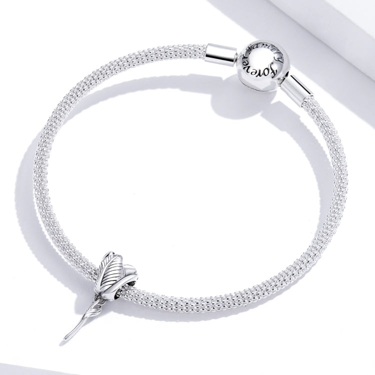 Silver mesh bracelet with tulip charm bead and round clasp