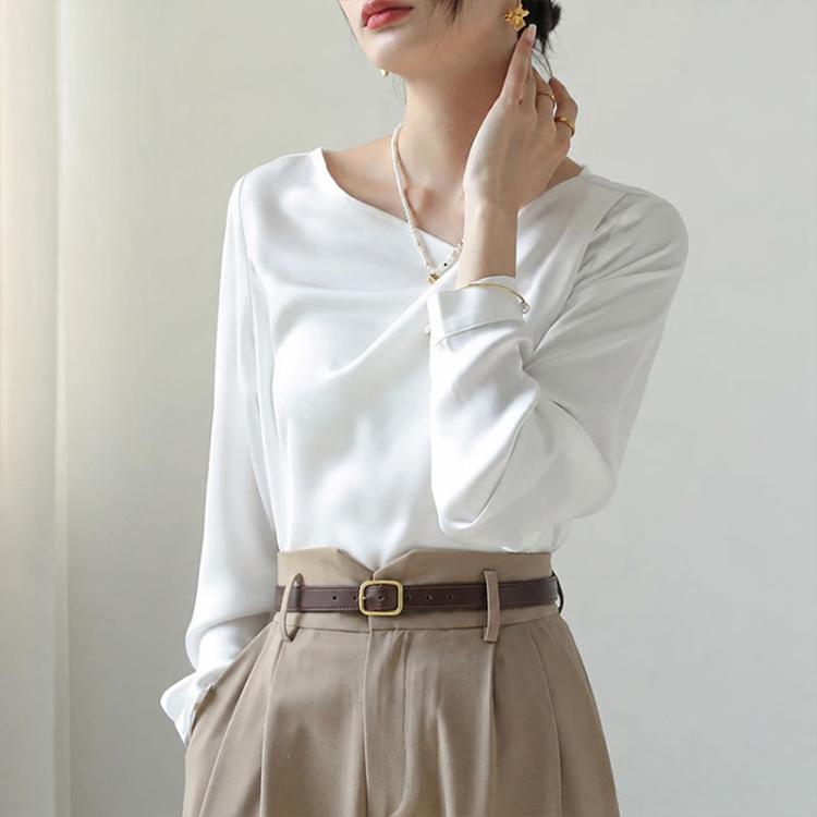 White satin blouse with diagonal V-neck and long sleeves, front drape