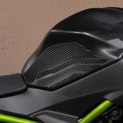 Black carbon-fiber style fuel tank side decoration sticker on Kawasaki Z650 tank