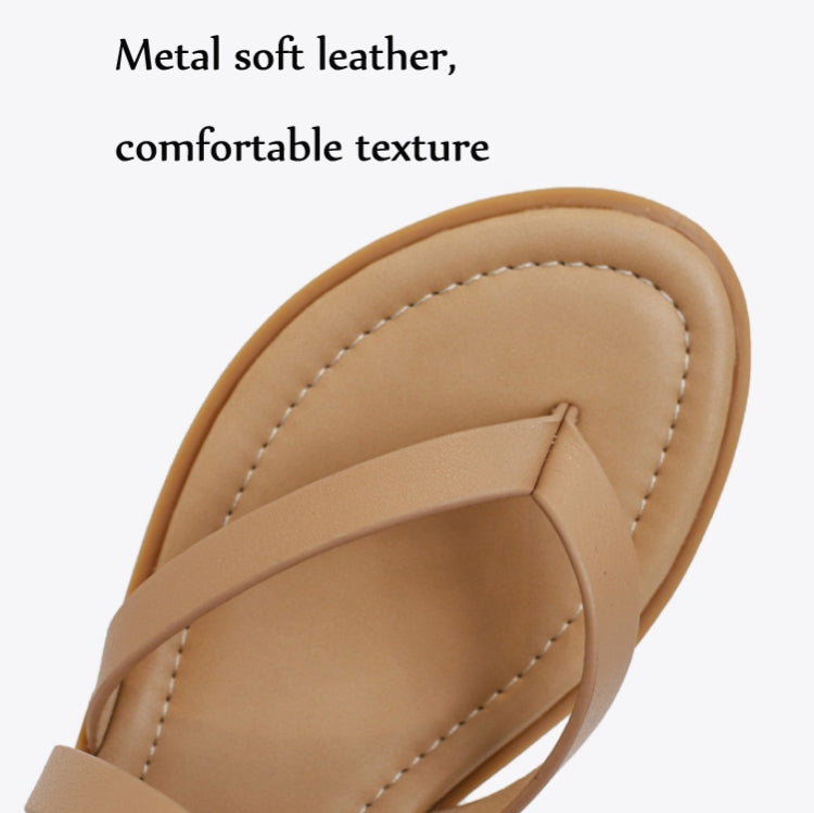 Tan thong-style sandal with smooth upper and stitched sole edge
