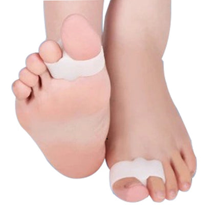 Double ring toe separators on feet, white spacer bands between toes