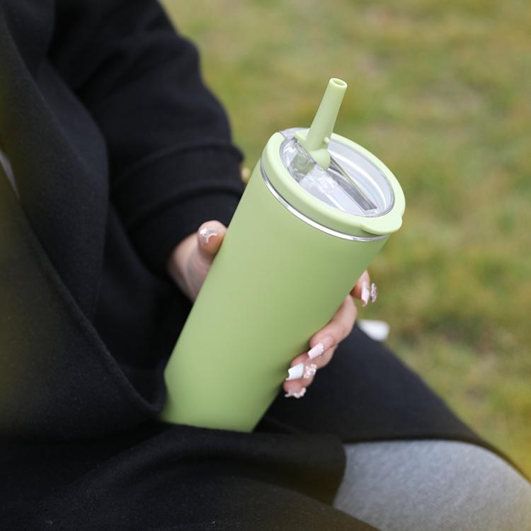 Green vacuum insulated sports cup with carry handle, sealed lid and drinking straw