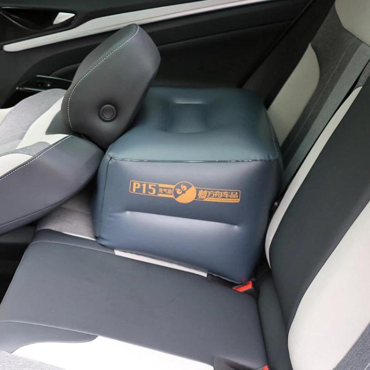 MengFangZhou P15 car inflatable bed booster positioned on front passenger seat