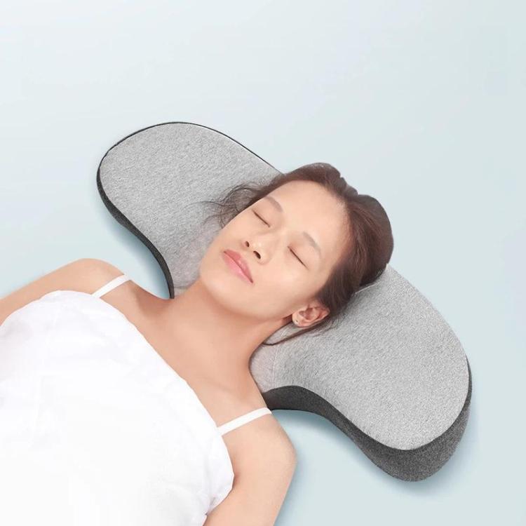 Ergonomic memory foam neck pillow supporting a sleeper’s head on a side and back contour