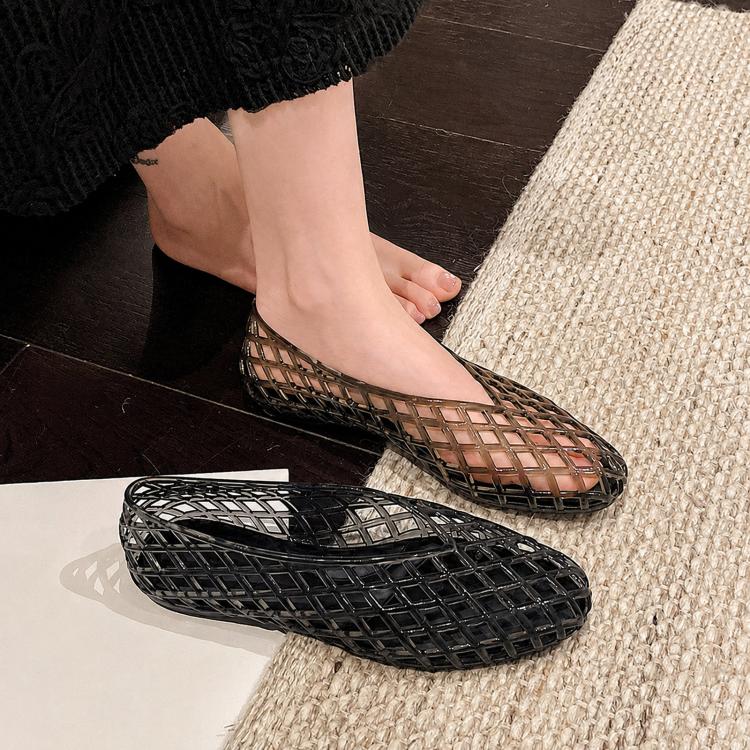 Black jelly-style toe-cap flat sandals with crisscross lattice, openwork design