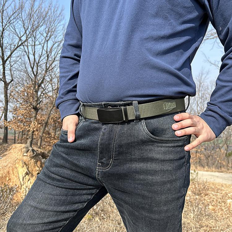 Men's elastic belt worn with jeans: black automatic buckle and green strap