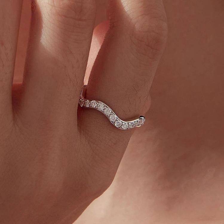 Minimalist S925 Sterling Silver Wave White Gold Plated Moissanite Ring