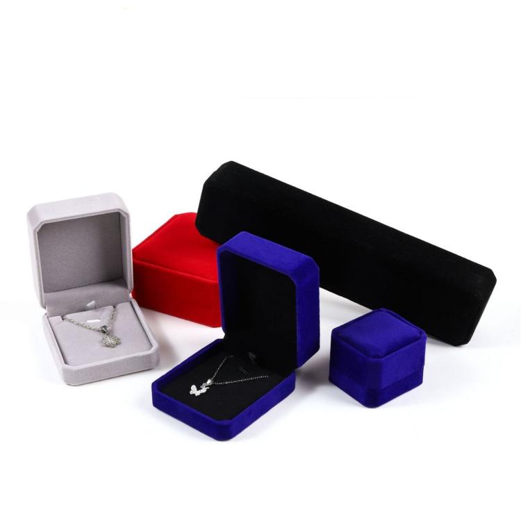 Velvet jewelry boxes in black and blue with two open ring compartments