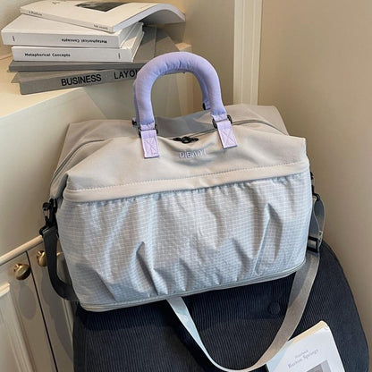 Lightweight duffel bag in light grey with lavender handles and shoulder strap
