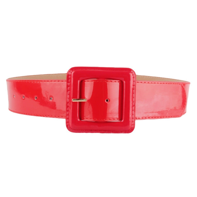 Glossy wide belt in red with square red buckle and gold-tone bar