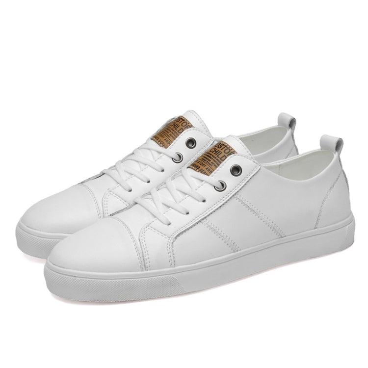 White low-top lace-up casual shoes with stitched panels and metal eyelets