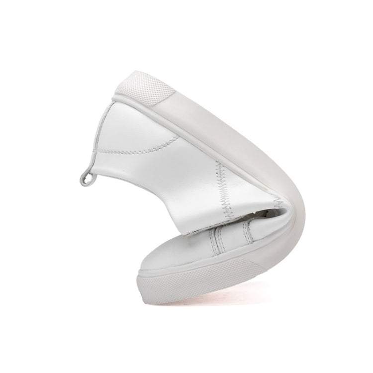 White low-top casual shoes with side seam stitching and cushioned collar