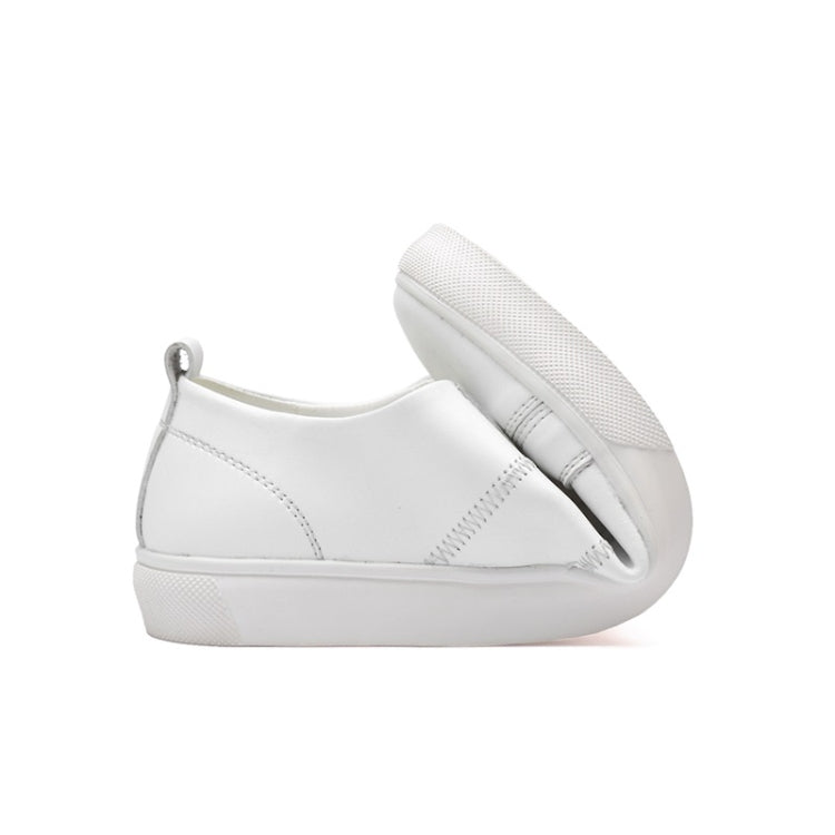 White low-top casual shoe with rounded toe, stitched upper, and platform sole