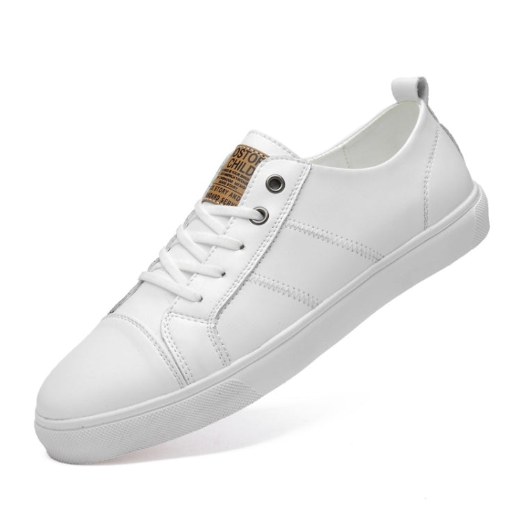 Men's white leather-look low-top sneakers with lace-up closure and padded collar