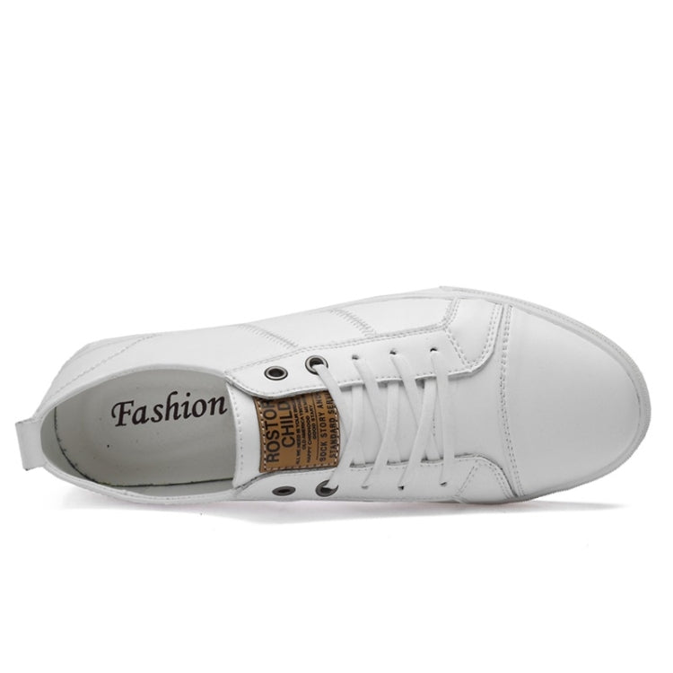 Men's white lace-up sneakers with interior sole label and eyelets detail