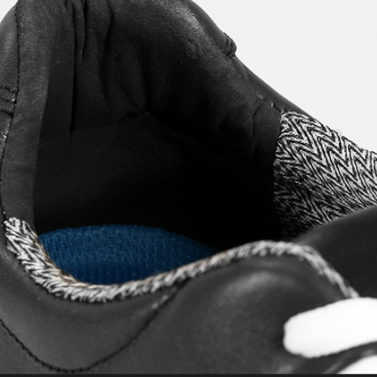 Golf sneaker interior collar view with cushioned lining and stitched fabric edge
